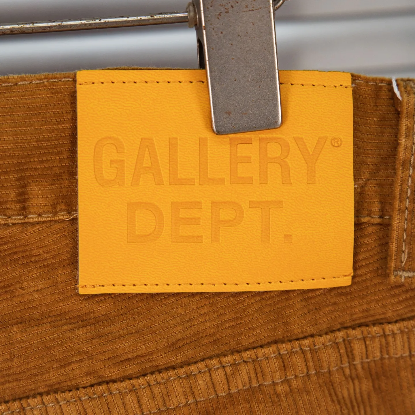 P240 Chrome Hearts Gallery 2025 corduroy spliced ​​multi-pocket couple bootcut jeans are a hot trend this season and are sought after by countless celebrities and fashionistas. The neat details of the cutting process add color to the playful fashion! The neat and meticulous design, and the well-fitting structure is unique. The upper body not only has outstanding recognition, but also looks younger and younger. A style with the ultimate wearing meaning and performance, gorgeous color matching, and the craftsmanship of this style is also extremely extraordinary. After the finished product is washed, it is disassembled and hand-made with sheepskin cross leather and then spliced ​​together to complete. The whole piece has too many craftsmanship to describe. It is decorated with patchwork cross flowers and high-waisted washed jeans! ! Absolutely high-end luxury product, a god-level single product, a super popular product, made by top heavy industry, a magic weapon that cannot be missed to hit the streets. Style number: 1847 Size: 28 30 32 34 36 Color: yellow